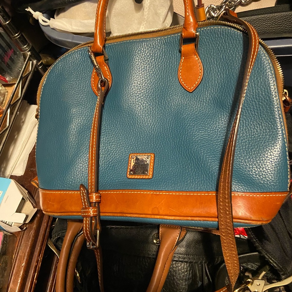 Authentic med size Dooney Bourke side bag